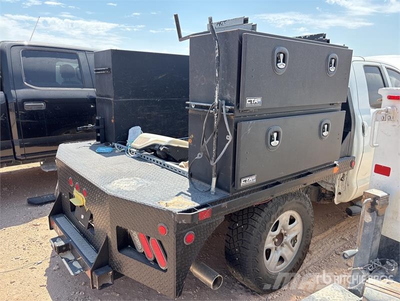 Toyota Tundra 4x4 Crew Cab Flatbed Truck (Inoperable) Camiones plataforma