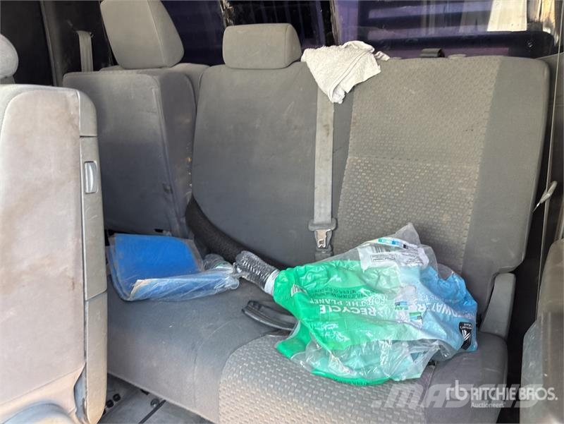 Toyota Tundra 4x4 Crew Cab Flatbed Truck (Inoperable) Camiones plataforma