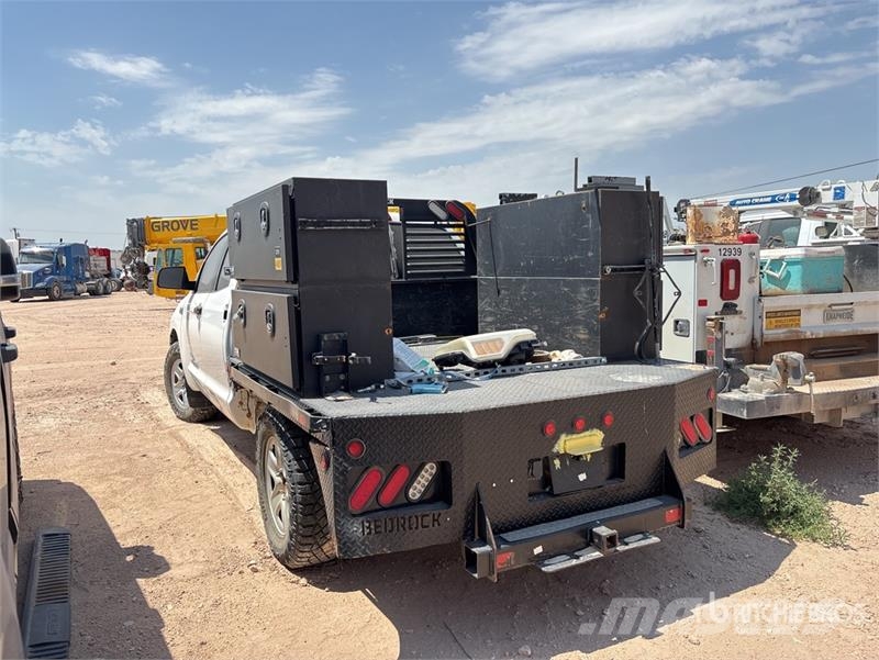 Toyota Tundra 4x4 Crew Cab Flatbed Truck (Inoperable) Camiones plataforma