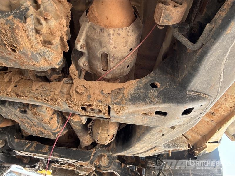 Toyota Tundra 4x4 Crew Cab Flatbed Truck (Inoperable) Camiones plataforma