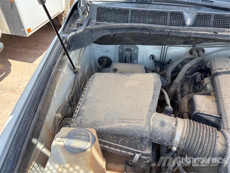 Toyota Tundra 4x4 Crew Cab Flatbed Truck (Inoperable) Camiones plataforma