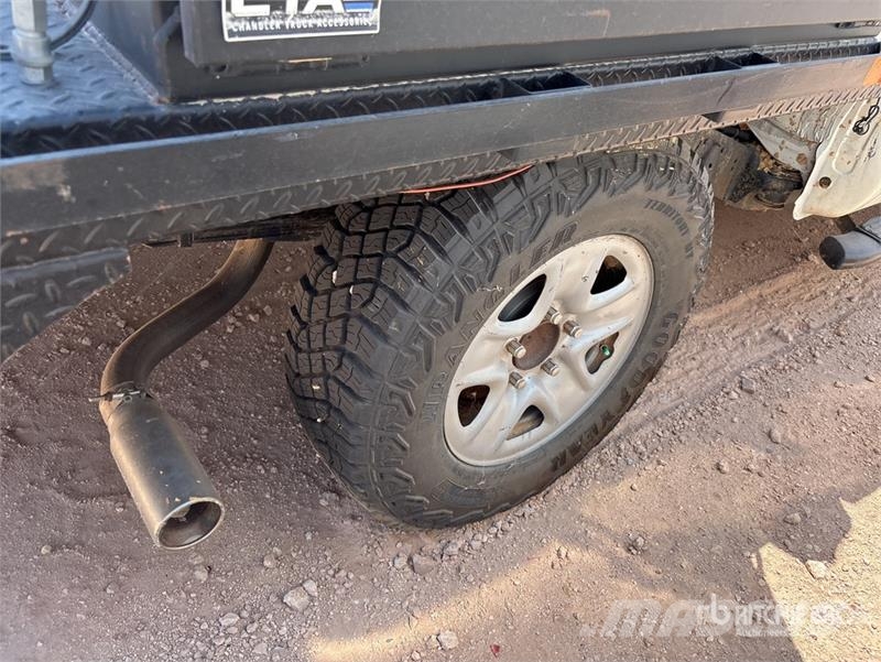 Toyota Tundra 4x4 Crew Cab Flatbed Truck (Inoperable) Camiones plataforma