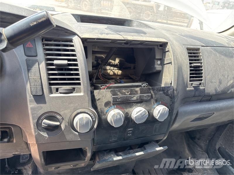 Toyota Tundra 4x4 Crew Cab Flatbed Truck (Inoperable) Camiones plataforma