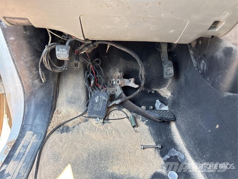 Toyota Tundra 4x4 Crew Cab Flatbed Truck (Inoperable) Camiones plataforma