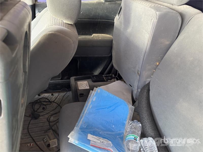 Toyota Tundra 4x4 Crew Cab Flatbed Truck (Inoperable) Camiones plataforma