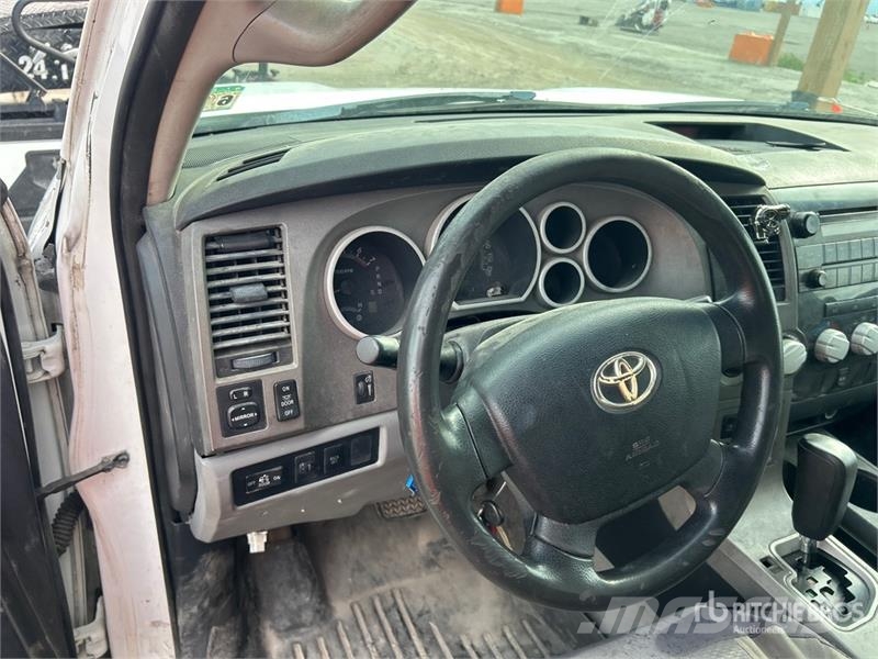 Toyota Tundra 4x4 Crew Cab Pickup Andere Transporter