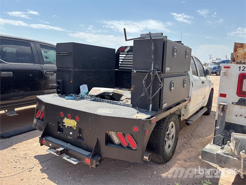 Toyota Tundra 4x4 Crew Cab Flatbed Truck (Inoperable) Camiones plataforma