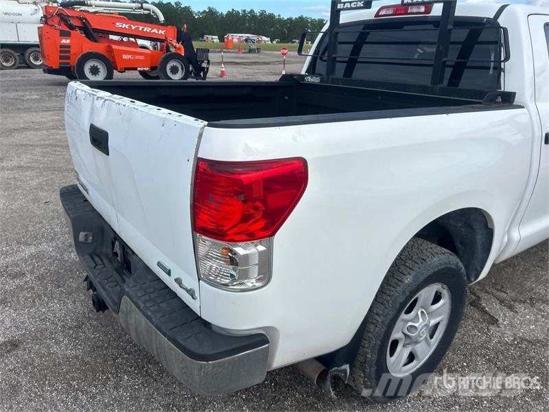 Toyota Tundra 4x4 Crew Cab Pickup Andere Transporter