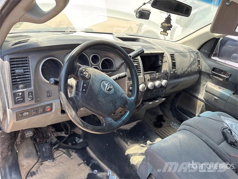 Toyota Tundra 4x4 Crew Cab Flatbed Truck (Inoperable) Camiones plataforma