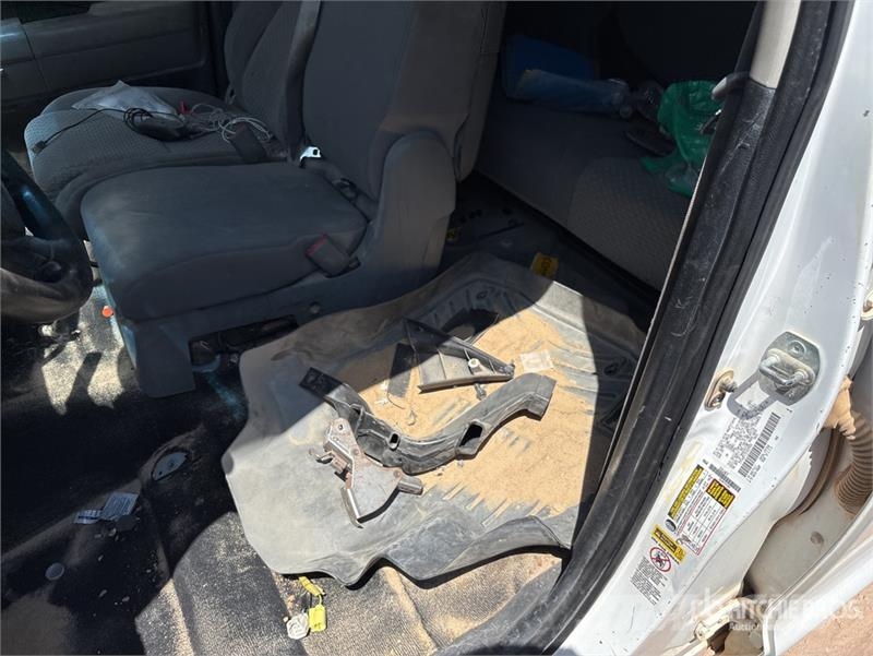Toyota Tundra 4x4 Crew Cab Flatbed Truck (Inoperable) Camiones plataforma