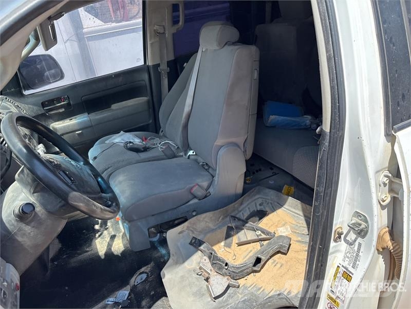 Toyota Tundra 4x4 Crew Cab Flatbed Truck (Inoperable) Camiones plataforma