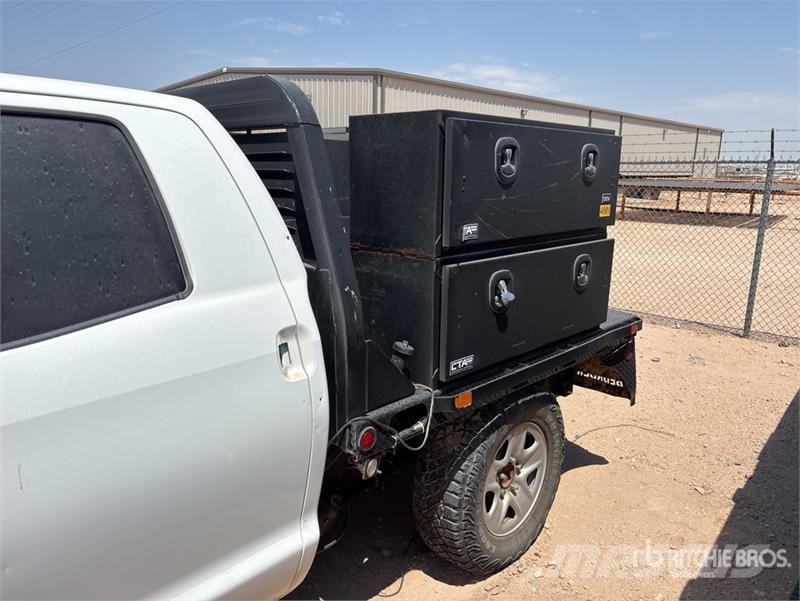 Toyota Tundra 4x4 Crew Cab Flatbed Truck (Inoperable) Camiones plataforma