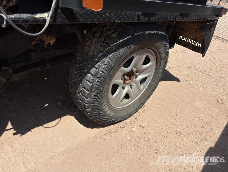 Toyota Tundra 4x4 Crew Cab Flatbed Truck (Inoperable) Camiones plataforma