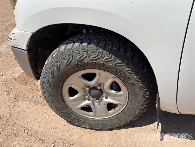 Toyota Tundra 4x4 Crew Cab Flatbed Truck (Inoperable) Camiones plataforma