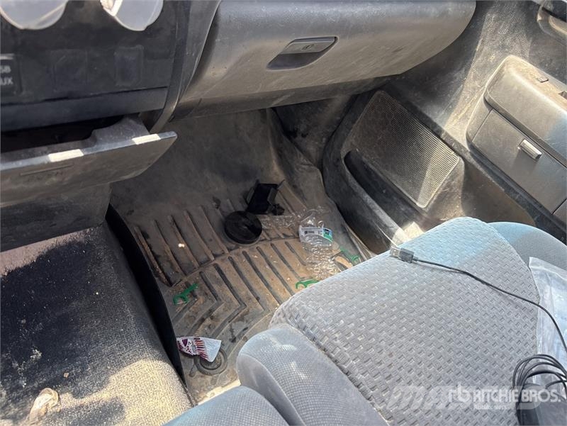 Toyota Tundra 4x4 Crew Cab Flatbed Truck (Inoperable) Camiones plataforma