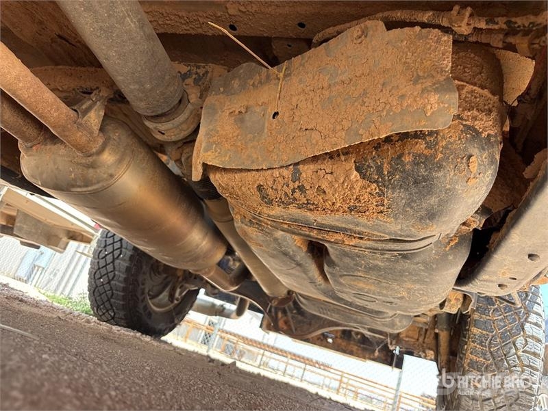 Toyota Tundra 4x4 Crew Cab Flatbed Truck (Inoperable) Camiones plataforma