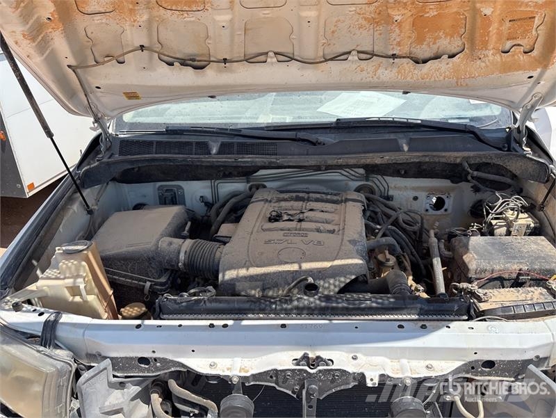 Toyota Tundra 4x4 Crew Cab Flatbed Truck (Inoperable) Camiones plataforma