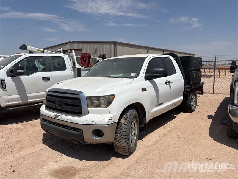 Toyota Tundra 4x4 Crew Cab Flatbed Truck (Inoperable) Camiones plataforma