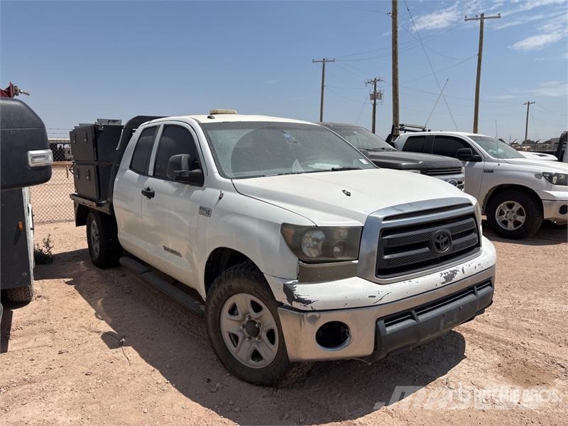 Toyota Tundra 4x4 Crew Cab Flatbed Truck (Inoperable) Camiones plataforma