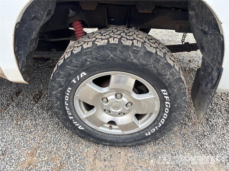 Toyota Tundra Platinum 4x4 Crew Cab Pickup Otros