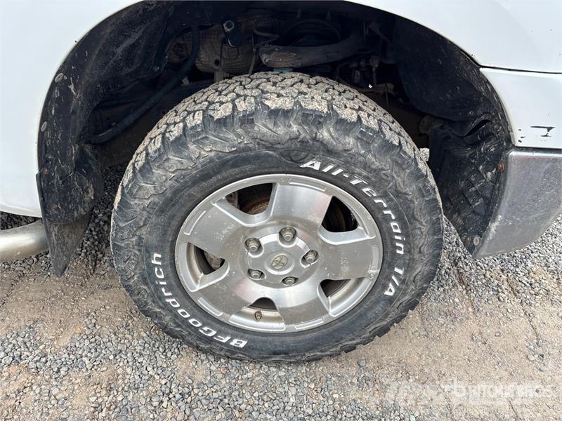 Toyota Tundra Platinum 4x4 Crew Cab Pickup Otros