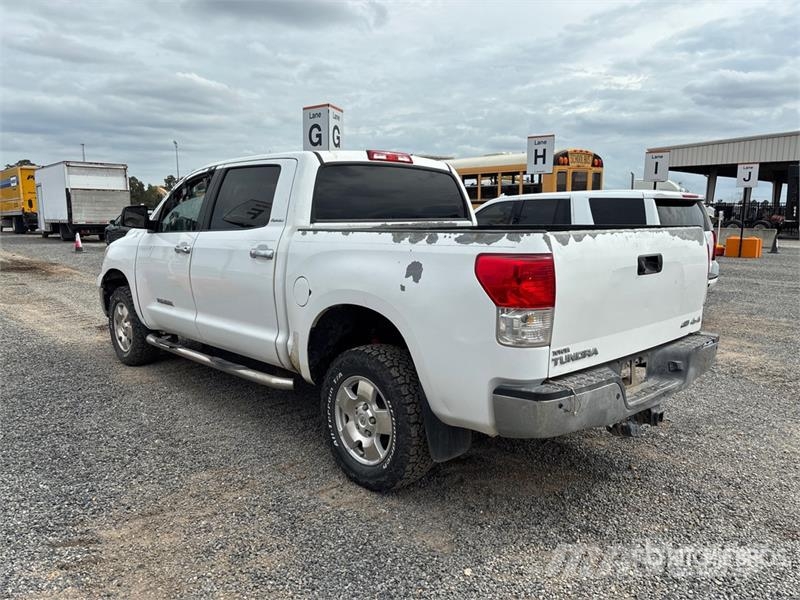 Toyota Tundra Platinum 4x4 Crew Cab Pickup Otros