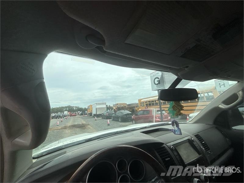 Toyota Tundra Platinum 4x4 Crew Cab Pickup Otros