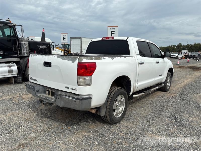 Toyota Tundra Platinum 4x4 Crew Cab Pickup Otros