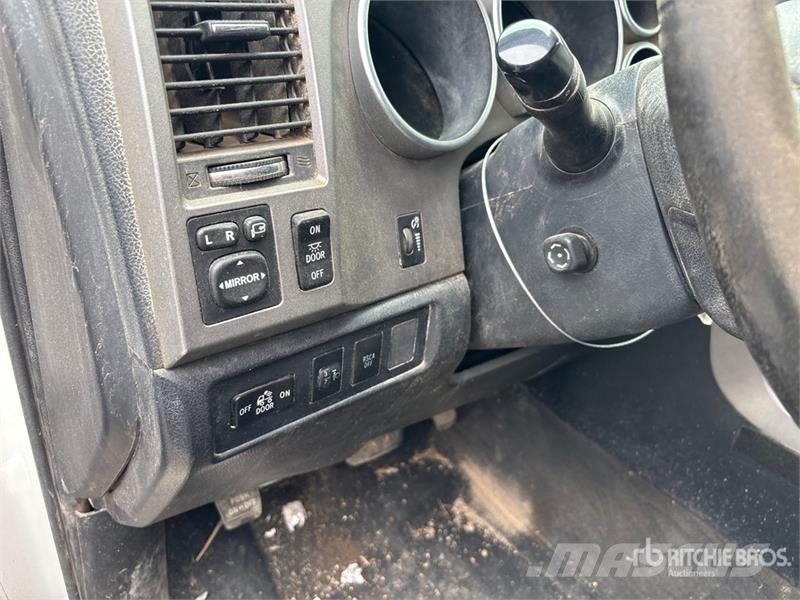 Toyota Tundra Platinum 4x4 Crew Cab Pickup Otros