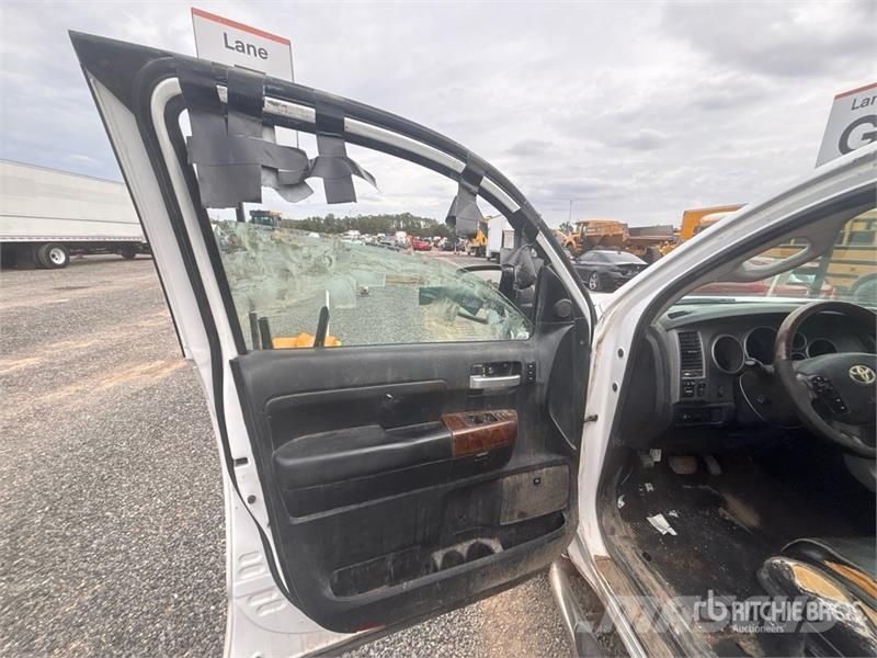 Toyota Tundra Platinum 4x4 Crew Cab Pickup Otros