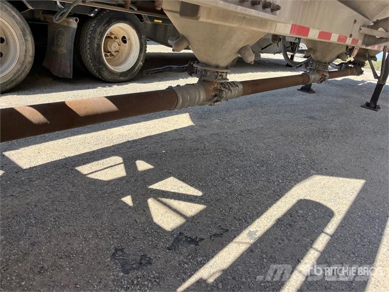 Trail King 1040 cft T/A Pneumatic Bulk Trailer مقطورات أخرى
