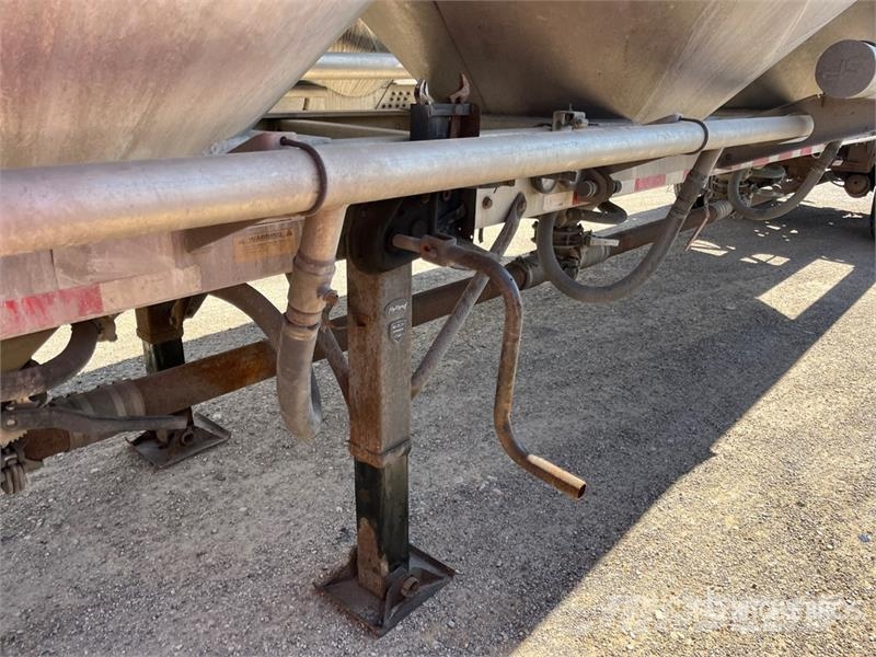 Trail King 1040 cft T/A Pneumatic Bulk Trailer مقطورات أخرى