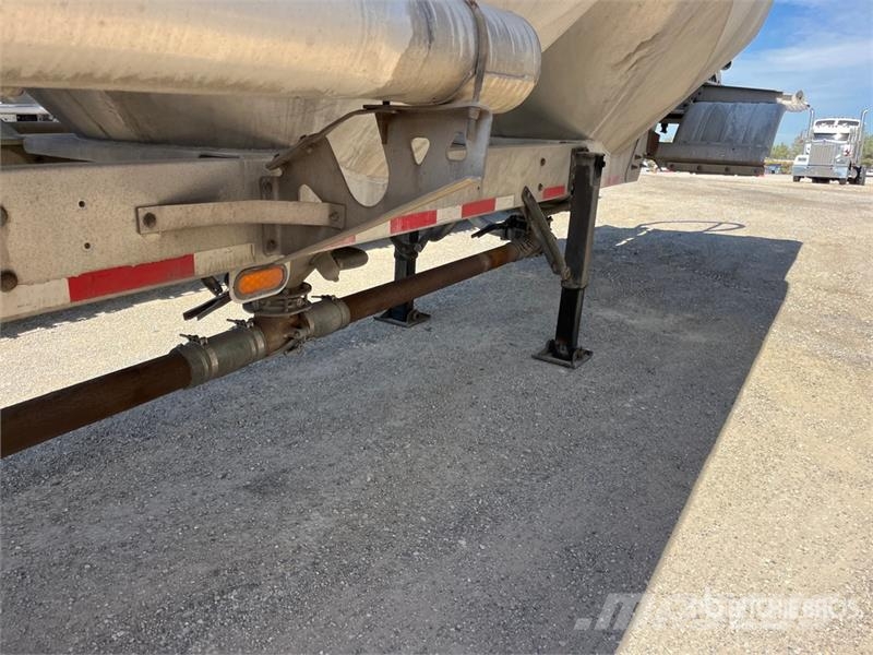 Trail King 1040 cft T/A Pneumatic Bulk Trailer مقطورات أخرى
