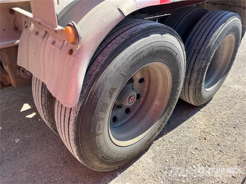 Trail King 1040 cft T/A Pneumatic Bulk Trailer مقطورات أخرى