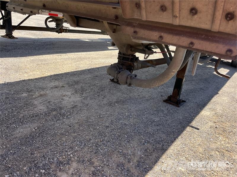 Trail King 1040 cft T/A Pneumatic Bulk Trailer مقطورات أخرى