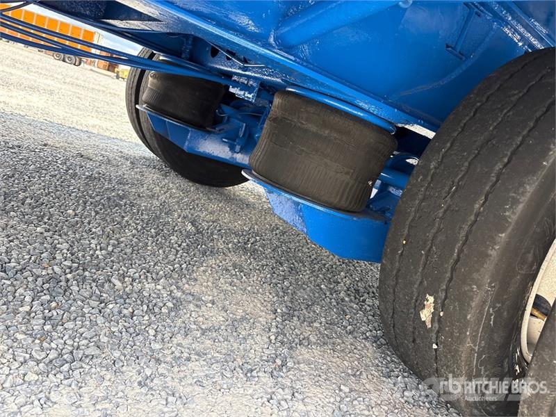 Trail King 53 ft T/A Spread Axle Step Deck Trailer Mélybölcsős