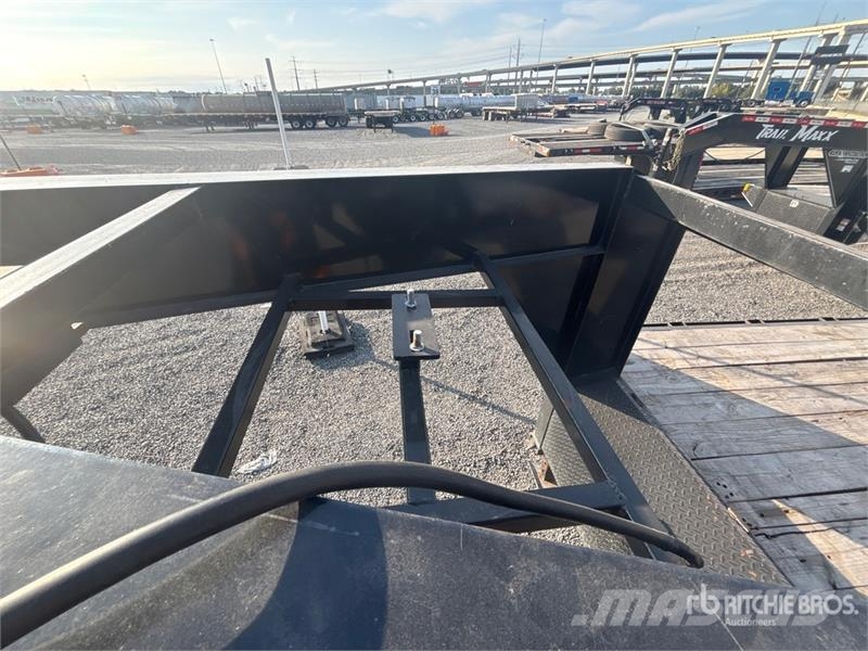 TrailMaxx MAX27-32 32 ft T/A Gooseneck Equipment Trailer Prikolice za prevoz vozil