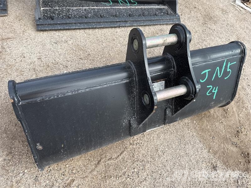 Trojan 42 in Cleanup Excavator Bucket - Fits 40mm Cat 303 Bakken