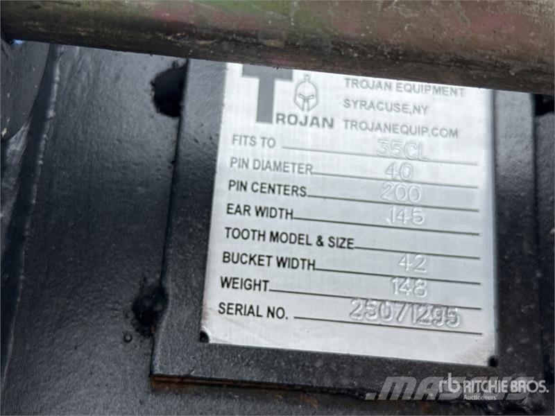 Trojan 42 in Cleanup Excavator Bucket - Fits 40mm Cat 303 Bakken