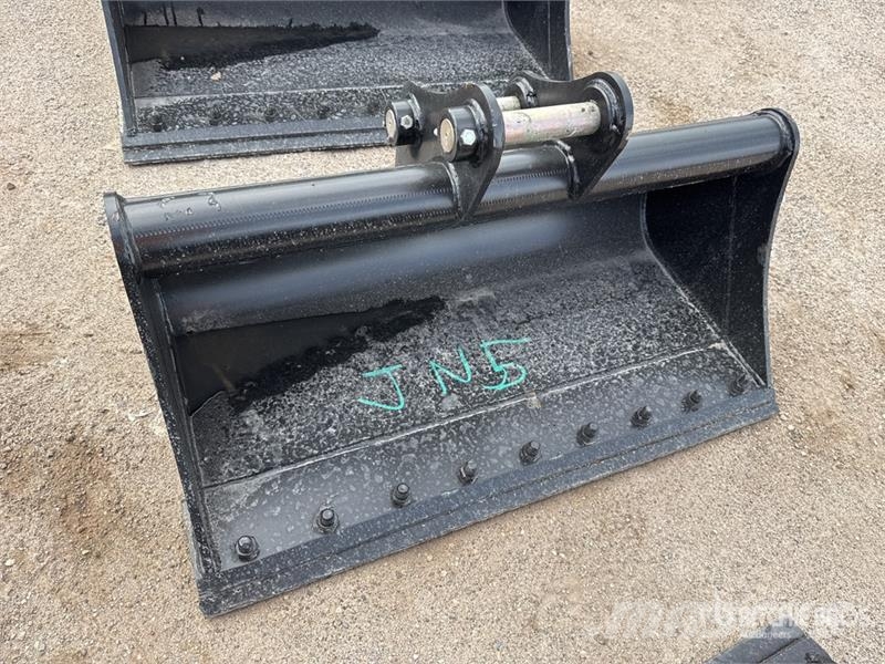 Trojan 42 in Cleanup Excavator Bucket - Fits 40mm Cat 303 Bakken