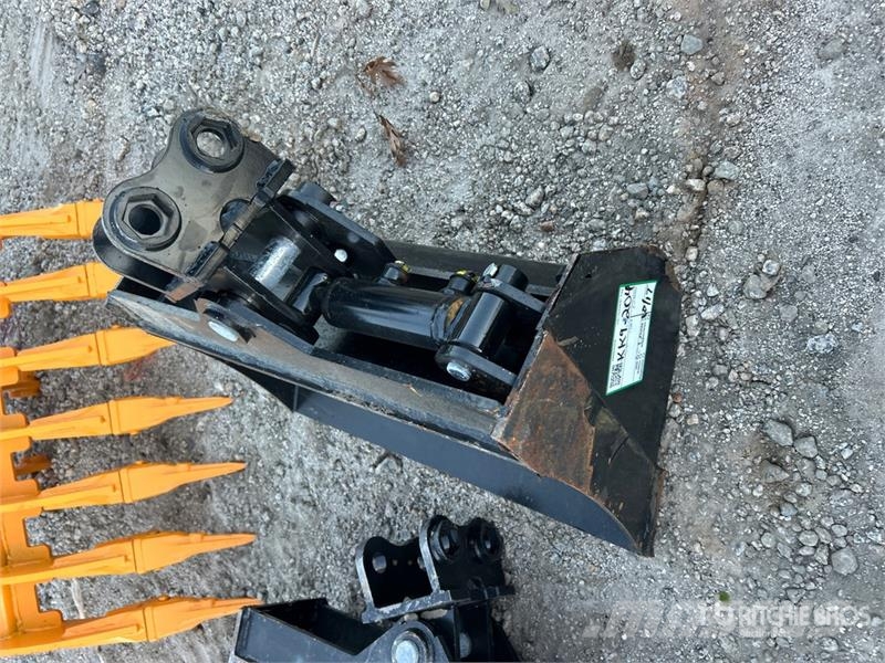 Vicsec VCT600 24 in Tilting Excavator Bucket (Unused) Schaufeln