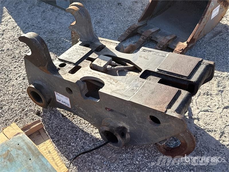 Volvo 16 in Quick Coupler クイックヒッチ