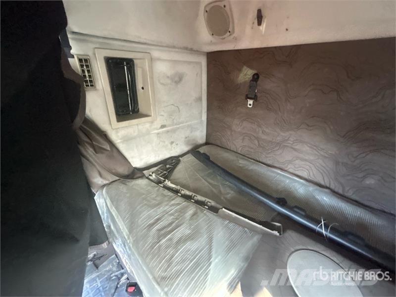 Volvo 6x4 T/A Sleeper Truck Tractor (Inoperable) Vilcēji