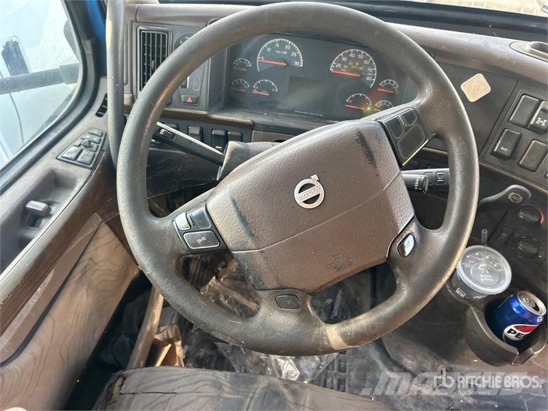 Volvo 6x4 T/A Sleeper Truck Tractor (Inoperable) Vilcēji