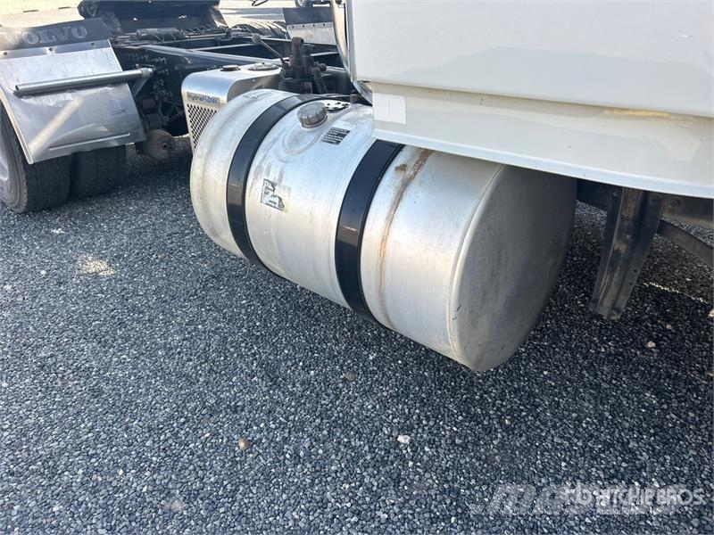 Volvo 6x4 T/A Sleeper Truck Tractor (Inoperable) Vilcēji