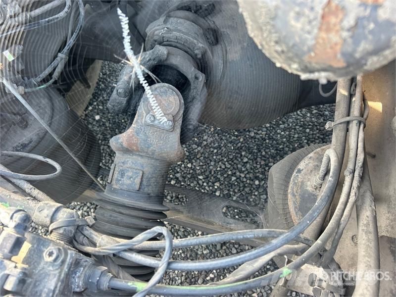 Volvo 6x4 T/A Sleeper Truck Tractor (Inoperable) Vilcēji