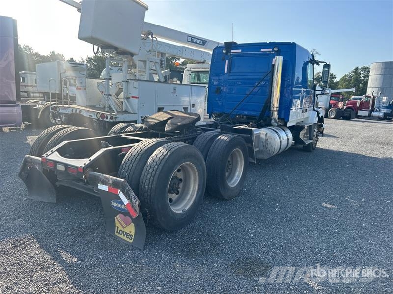 Volvo 6x4 T/A Sleeper Truck Tractor (Inoperable) Vilcēji