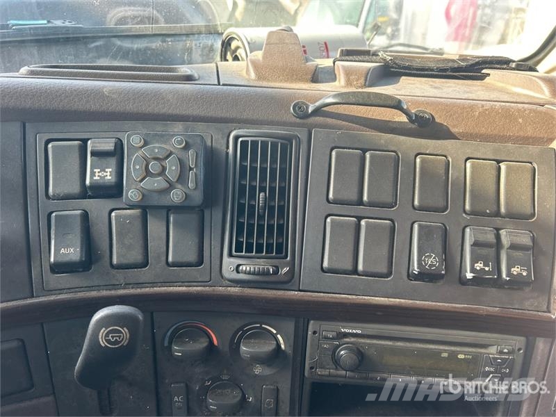 Volvo 6x4 T/A Sleeper Truck Tractor (Inoperable) Vilcēji