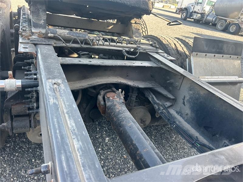 Volvo 6x4 T/A Sleeper Truck Tractor (Inoperable) Vilcēji