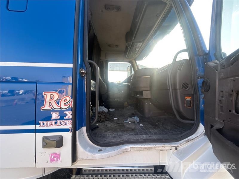 Volvo 6x4 T/A Sleeper Truck Tractor (Inoperable) Vilcēji